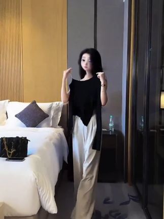 早秋新款美美哒,斜肩上衣超显瘦,小众设计感满满,辣妹必备穿搭!✨👗 #新款美美哒 #辣妹穿搭 #斜肩上衣 #显瘦穿搭 #设计感小众上衣高级感女