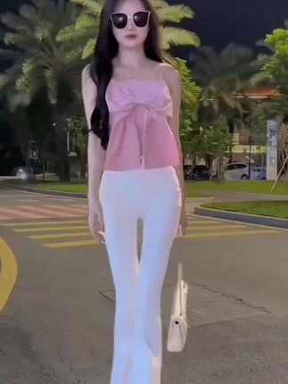 白色毛边单扣净版高腰加绒牛仔裤女冬季显瘦喇叭裤蛮腰纪@DOU+上热门 #牛仔裤女加绒加厚 #女士休闲裤推荐 #显瘦牛仔裤女 #高腰牛仔裤女 #女生烟管裤穿搭 foruti@DOU+小助手 fibhdh白色辣妹毛边单扣净版高腰牛仔裤女2025秋季新款弹力显瘦喇叭裤