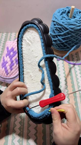 #我的手工作品 #创作者中心 #创作灵感 #纯手工拖鞋钩织教程 #手工编织零基础教学 “快乐”右脚快云朵底拖鞋钩织教程1️⃣