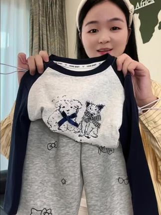 天气转凉了,快给孩子准备一套这样的儿童卫衣吧!它是休闲运动的款式,穿着舒服又好看,而且还是套装,不用费心搭配就能穿出时尚感。它的面料柔软舒适,摸起来很亲肤,孩子穿上身特别舒服。喜欢的朋友赶快点击下方链接购买吧,让孩子拥有属于自己的时尚单品!#谁穿谁好看系列 #骗你生女儿 #甜美女孩 #韩系穿搭 #潮童穿搭