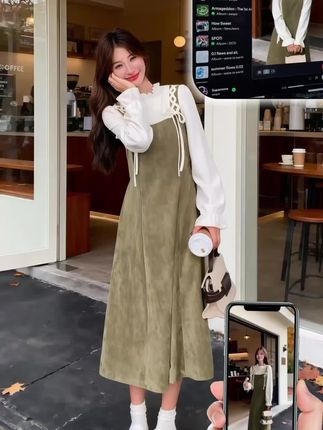 林间裙事 林晚在山涧旁的古着店撞见那条裙时,正有束秋阳穿过槭树叶,落在裙摆的燕麦色针织拼接处。 外层是雾蓝雪纺,垂坠感裹着腰腹,走动时会扫过小腿,露出内层米白棉料的荷叶边。她抬手抚过领口的木耳边,指尖触到隐藏的珍珠扣,像捏住了颗刚融的晨露。 穿去森林公园拍照那天,路过的摄影师追着她拍了半程。镜头里,裙角沾着的松针与焦糖色银杏落在同框,衬得她下颌线软了几分,倒像把二十五岁的时光,都揉进了十七岁的秋光里。#秋季变时髦就从韩系穿搭开始 #被秋日氛围感穿搭拿捏了 #早秋贵气感穿搭 #温柔风穿搭 @抖加🔥上热门🔥dou+🔥热点宝 @DOU+上热门