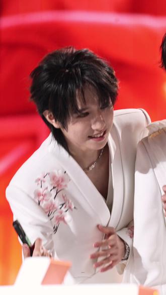 变帅变美变优秀 一切尽在(🎙️)
宝宝我只希望你幸福#童禹坤 #tfing #浙江跨年演唱会