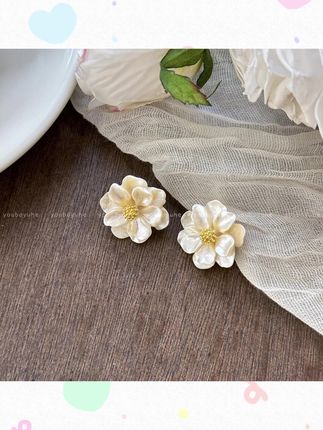 超美铜合金树脂山茶花耳钉,尽显温柔气质轻奢风! #山茶花耳钉 #轻奢耳饰 #小众耳环 #温柔气质 #铜合金耳饰