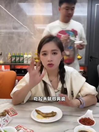 嘉之派泡鸭掌、我们的鸭掌每一个个头都很大、都是掌连掌的非常干净、吃起来脆脆爽爽的非常好吃、是一款休闲食品大人小孩都喜欢的零食、#每日分享 #一定要看到最后 #良心推荐