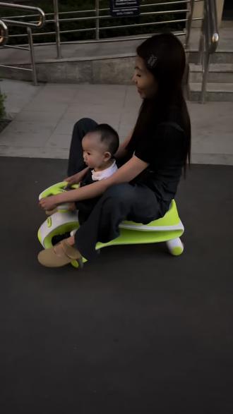 全家出动陪玩扭扭车 出门一趟,全家累趴
很推荐酷骑这款扭扭车,我选择酷骑扭扭车有两个原因
1️⃣自带牵引绳,不用拴绳了,很方便
2️⃣承重120kg,大体重的爸爸也可以放心陪玩
另外,酷骑的这款扭扭车很静音,轮子很顺滑,空间也很大,家长也有放脚的地方#给宝宝的礼物 #母婴好物 #酷骑滑板车 #扭扭车驾驶员 #扭扭车司机