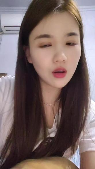 看完#亲爱的维多利亚港 还是有点不能释怀 严格意义上说男主算不上渣男 他是真的为两人的未来努力 但他又没有那么深情 因为比起女主,他更爱他的豪门生活 而女主是一个当局者迷的状态 深陷其中无法自拔 到最后受伤的还是女主 所以啊女孩子不能太深情#温景徽 #梁舒怀#羽翊 #赵振栋
