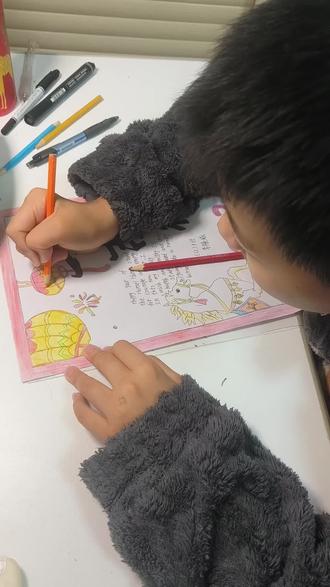 儿子做手抄报和甲骨文的作业👍🏻