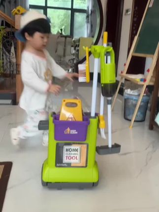 自从爸爸给娃带回来了这个清洁车过家家,女儿每天忙着打扫卫生,手机电视全不看了#家务好帮手 #干活小能手 #过家家玩具