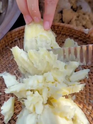 白皮牛奶板栗红薯 新鲜现挖白皮牛奶人参红薯 白心板栗红薯粗粮地瓜红薯#软糯香甜 #老人小孩都爱吃 #板栗红薯 #太好吃了 #感受一下它的美味