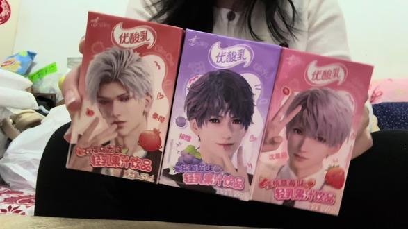 恋与深空✖️优酸乳联名口味测评(仅供参考)
星星和小鱼的就是很正常的果汁优酸乳味道
秦彻的就是第一口很怪有点苦,喝多几口后还可以(我感觉还行,但是不算特别好喝)#恋与深空优酸乳