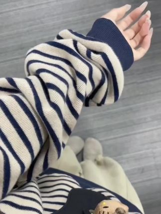 啊啊啊~谁懂啊,姐妹们!终于挖到我的人生理想卫衣了,条纹的藏青色真的巨巨巨显白!! #条纹控 #卫衣 #休闲减龄穿搭#慵懒风穿搭 @上热门🔥🔥🔥 @DOU+上热门 @抖加🔥上热门🔥dou+🔥热点宝