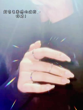 谁懂这个氛围感 ˗ˋˏᰔᩚˎˊ˗ #平价好物 #戒指 #饰品 #不掉色 #自用好物分享 钛钢戒指 简约ins英文字母戒指男女情侣款不掉色百搭小拇指尾戒指