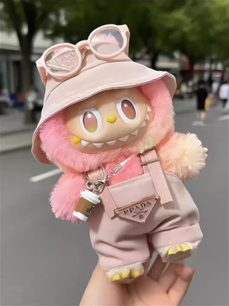 17cm潮玩毛绒公仔labubu二代三代换装娃娃衣背带裤渔夫帽粉色套装,爱了爱了!#拉布布 #呆萌可爱#毛绒公仔 #车饰 #可爱到爆炸💥