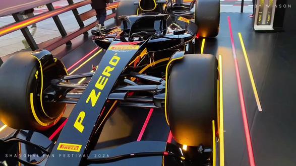 #西岸艺术中心 #F1 #上海活动 #赛车#音乐现场
上海西岸格子旗嘉年华!喜力隐藏打卡路线!!
魔都车迷收到通知了吗!!!
上海已经完全就是一座F1“痛城”了!!
2026格子旗嘉年华就这样空降徐汇西岸了.
赛车文化浓度已经达到100000%了!!
在嗨玩西岸穹顶广场时⋯.狠狠沉浸式体验F1的激情与魅力!!
也太酷了!!速速递上一份喜力f1打卡地图關攻略!!
体验超多互动游戏!积分满180即可兑换各种奖品
~
80k海娜纹身&编发
so 赛车游戏沉浸式体验赛场驾车so喜力传送门,有热爱就有星朋友!
soo颁奖台体验庆祝:领奖瞬间
sook各种声控、体控赛车小游戏
V 喜力P房超酷的悬浮赛车!打卡超出片!!
“加速”移动瓶子,肉眼看真的很壮观!!
在观看赛车。的同时..get 隐藏玩法、让快乐加码!!
各种打卡互动嘎嘎出片⋯
是碰杯YY、也更是一段社交的开场~狂欢现场氛围也太好了!!
P 徐汇西岸穹顶北广场及梦中心区域
3月8日至3月13日 每日10:00-20:30
3月14日至3月15日 每日11:00-20:30