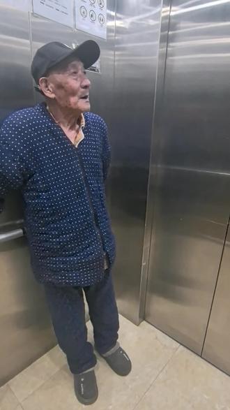 来老院学习,刚进门碰到位迷路老人,寒暄几句,把老大爷送回屋#固安益年养老院 #迷路老人#温暖