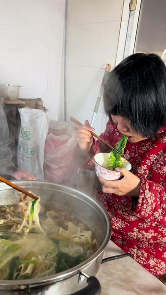 相差30岁的老夫少妻,今天吃点烫嘴的