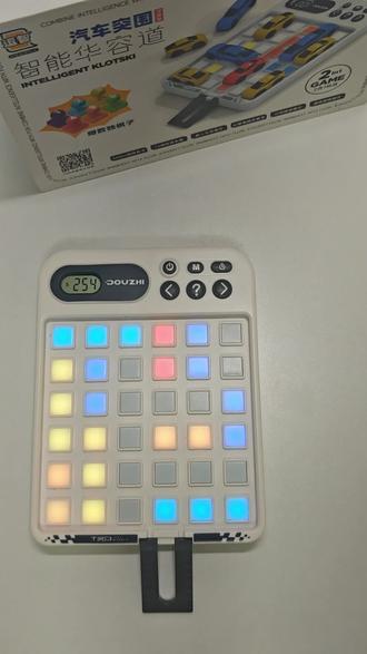 沉浸式玩智能华容道,动手动脑,规则很简单,按照指示灯的颜色放上对应的小汽车,然后通过移动其他车辆,解救红色小汽车,由易到难一共2000多关,不会了还可以按问号提示。益智玩具出门必备哄娃神器。@抖加小助手 #益智玩具#汽车华容道 #哄娃神器 #出门必备 #上热门