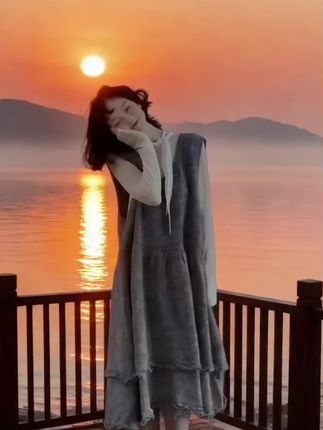 🌟2025秋季爆款王炸!解锁法式慵懒高级感 姐妹们!2025秋季衣橱C位选手来啦✨ 这款「法式气质修身长袖内搭+设计感宽松显瘦背心裙」王炸组合,一键拿捏慵懒又精致的氛围感,出街直接美到开挂!🔥 2025秋季爆款预定!显瘦、高级、百搭全占齐,不挑身材不挑人,闭眼入都不会错!数量有限,手慢无,快把这份法式浪漫穿在身上~#穿搭喜欢我关注我 #慵懒风穿搭 #早秋穿搭 #小个子显高显瘦穿搭 #简约又性感的辣妹穿搭