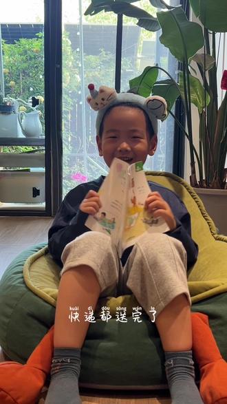 #绘本阅读 #亲子阅读打卡 #亲子共读 #阅读是一种习惯
#小马过河绘本
以姐姐的视角,讲述弟弟总画在地上、衣服上,爸妈反复提醒无效后,姐姐用先肯定、再引导的温和方式,让弟弟养成在书桌、本子上画画的好习惯。核心传递三点:
• 保护兴趣为先:不批评、不打击孩子的创作热情。
• 正向引导更有效:鼓励与尊重比说教更能帮孩子建立规则。
• 好习惯温柔养成:在自由与规则间找到平衡,营造包容的家庭氛围。