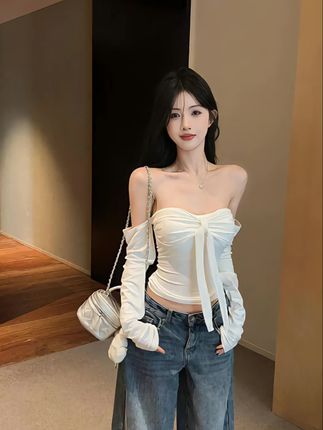 “美人如花隔云端,淡雅如斯,温柔似水。✨白上衣与牛仔的碰撞,简约中透着不凡。#时尚穿搭 #优雅日常”