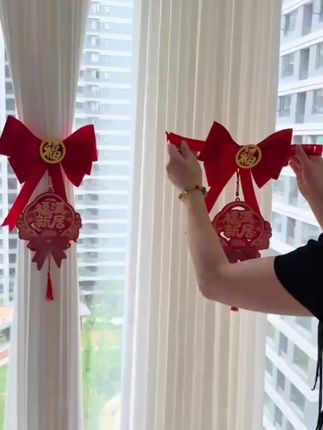 乔迁新居,绑上一对植绒蝴蝶结窗帘绑带,简约又不失喜庆,乔迁气氛感也有了。#乔迁之喜#乔迁新居布置装饰#乔迁窗帘绑带#婚庆用品#红色系