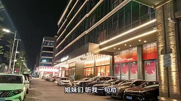 当商务与休闲的边界被打破,桔子酒店以“阳光、健康、活力”为底色,重构中端住宿的愉悦体验。作为华住集团旗下千店标杆品牌,我们将多巴胺美学融入空间设计,桔色与绿植撞色交织,无限镜盒折射律动光影,进门即被清新柑香环抱,瞬间卸下旅途疲惫。
客房内,护脊床垫守护安稳睡眠,智能面板掌控舒适温度;公区里,24小时自助咖啡站、免费健身房与洗衣房,满足多元需求;更有机器人无接触送物、快速入住退房等高效服务,让便捷渗透每一刻。从北京百店到全国千店,从橙皮牛肉面的早餐惊喜到免费接机的贴心守护,我们始终捕捉新一代消费者的悦己需求,让每一次入住都成为“一站式快乐解决方案”。
无论你是奔赴一场商务洽谈,还是开启一段城市漫游,桔子酒店都以高性价比的品质、细节满满的服务,让每段旅程既有烟火暖意,又有质感格调。