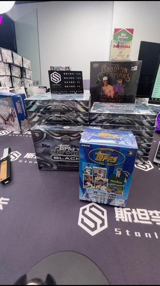 2025橄榄球球星卡!每盒有签字卡顺丰包邮!