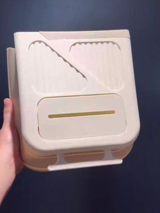 这个可以折叠的垃圾桶真的太实用了!把它挂在橱柜门上,这样摘菜削皮就不用蹲在地上了,扔水槽里的垃圾也不会滴水滴到地面。用完随手一扣就能收起来,非常方便。#实用好物 #厨房好物 #超实用 #实拍