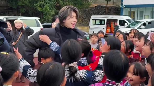 听说了没有?蔡徐坤又去贵州做公益了,原来这才是真正的顶流!#蔡徐坤 #公益 #贵州