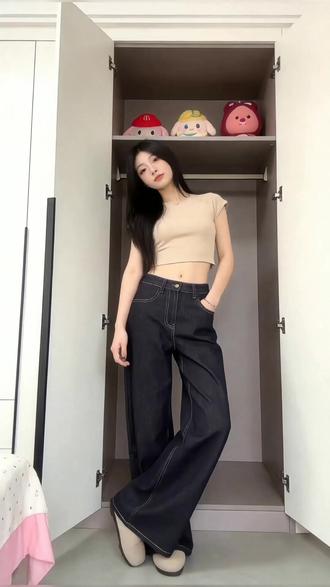 美式辣妹风!高弹阔腿牛仔裤也太好穿了吧! 美式复古风的深蓝色阔腿牛仔裤,高弹柔软超亲肤,宽松版型遮肉显瘦,还有XS-XL码和长短款可选,小个子或高个子都能找到合适的~#夏季新款 #显瘦穿搭 #牛仔裤 #阔腿裤 #微胖小个子的夏日明媚感穿搭