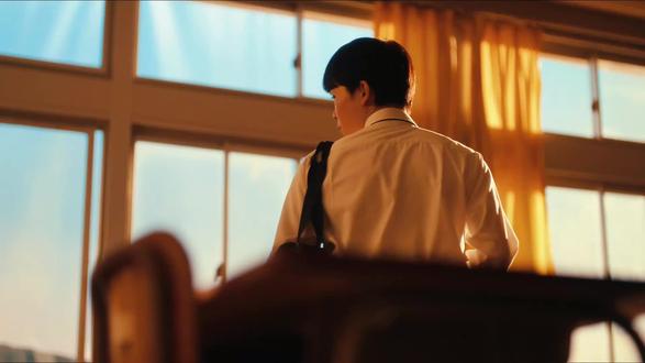 春日高男沉迷诗集《恶之华》,性格孤僻内向,默默暗恋同班女神佐伯奈奈子。
放学后折返教室拿书,一时冲动偷走了女神的体操服,偏偏这失控的一幕,被偏执少女仲村佐和全程目击。
抓住把柄的仲村强势定下契约,逼迫男主无条件服从,一段扭曲又窒息的青春纠葛,就此拉开序幕。
青春期的欲望、懦弱、隐秘的私心,全都被赤裸裸撕开,后劲真的太大了…#你的片段分析来啦 #创作者中心 #创作灵感 #恶之华解说 #青春禁忌