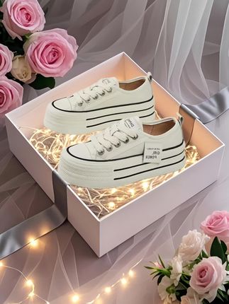 姐妹们!挖到宝了!!👟达芙妮2025春夏王炸厚底帆布鞋,小个子天菜来了!! ✨奶白鞋面自带柔光滤镜,干干净净的ins风,上脚直接拿捏清冷氛围感~软弹帆布材质超透气,夏天暴走不闷汗!重点夸夸这个「空气感松糕底」,5cm隐形增高悄咪咪拉长腿线,EVA材质轻盈到像踩在云朵上☁️,走路带风超稳不打滑! 👖配牛仔裤秒变腿精本精,👗搭碎花裙甜到心巴上!日常通勤、闺蜜下午茶、旅游打卡,一双搞定所有场合!鞋型流畅不臃肿,肉肉脚也能穿出骨感美~ 库存告急预警⚠️这波不冲真的会后悔!速速上车,做这个夏天最靓的崽! #达芙妮神仙帆布鞋 #2025春夏爆款 #小个子增高神器 #百搭小白鞋天花板 #显瘦显高穿搭