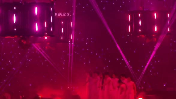 #演唱会回忆 #演唱会是一个巨大的乌托邦 #单依纯 #单依纯深圳演唱会 #单依纯演唱会
记录一下26.3.28的《好想谈恋爱》~(cover:范晓萱)
发现录下来的音质还不错遂决定发出,看台录下来的感觉鼓点更清晰,画质拯救不了了将就看看吧!忽略结尾鬼叫🤧
大家友好交流噢,听歌愉快