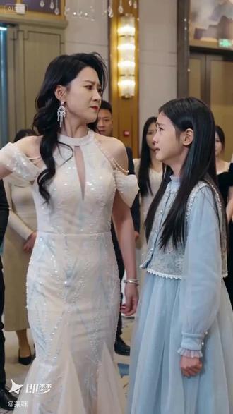 宝子们!直接在应用商店搜“即梦AI”就能下载即梦!打开后点底部“出镜”,10 秒就能生成自己的 AI 分身,想演什么就演什么!#即梦AI#Seedance2.0#AI分身戏精大赛#我的AI分身杀疯了