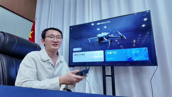 用大屏畅玩大疆模拟飞行功能 只需要一根HDMI线连接RCPRO遥控器和大屏或者导播台,即可享受大屏大疆模拟飞行视角。需要注意的是模拟飞行需要手动安装到RCPRO,并非出厂自带的 #大疆RCPRO遥控器 #大疆模拟飞行 #模拟飞行直播