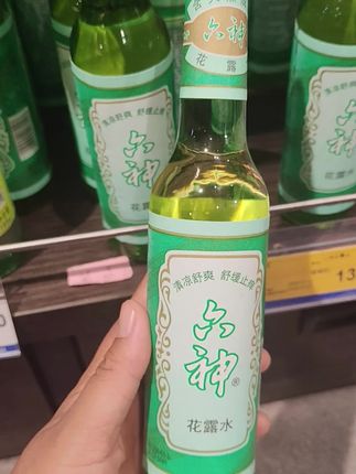 夏日救星✨ 六神花露水yyds, ,谁懂啊!六神花露水简直是刻在DNA里的夏日记忆💚, ,🌿 喷一喷,那股清冽草木香瞬间炸开,闷热黏糊感直接退!退!退!午后昏昏欲睡时来一下,晚上辗转难眠时喷一喷,仿佛给肌肤开了“清凉结界”,舒爽到飞起~, ,质地也绝绝子,涂开秒吸收,完全不黏腻,淡淡香氛若有似无,出门前、沐浴后轻拍几下,像是给身心裹了层“隐形冰膜”🧊 炎炎夏日有它在,舒适感直接拉满!, 从小用到大的国民好物,驱蚊、提神、去暑样样行,妥妥的居家&出行必备! #好物推荐#六神花露水 #夏日必备#居家好物 #