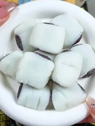选用黑豆,黑米,黑桑葚等优质食材,手工制作而成,入口软糯香甜,糯叽叽的超级好吃!#粗粮#糕点#软糯香甜