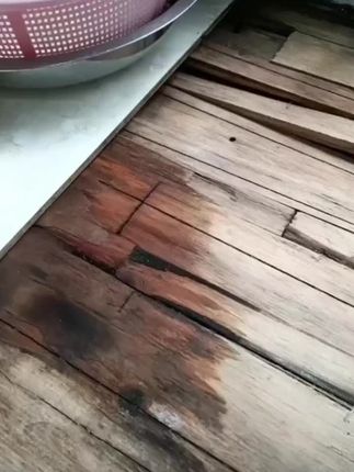 这是一款不锈钢橱柜,台面不锈钢材质的,橱柜是实木的,美观又漂亮又大气,要的,家人们来看看