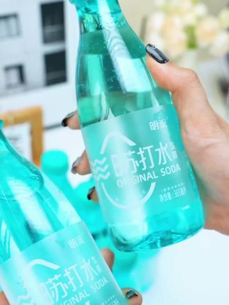 大肉烟酒不断,还是加班熬夜后口干舌燥,第二天早上来一杯,甘甜绵柔的,口感真的很舒服,放家里还是送礼都十分合适#夏日必备 #瓶装水 #多喝水 #瓶装水整箱 #强烈推荐