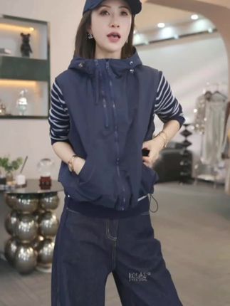 熙薇直播爆款,#衣服#早秋穿搭#冲锋衣#马甲 #马甲外套 质感面料很好,柔软,百搭流行搭配,穿出高级感