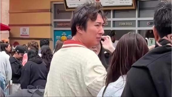 心酸!王思聪现身美国环球影城打扮邋遢,万达影城被收购引热议#王思聪