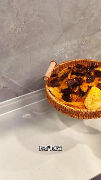 是谁发明的牛胸口拌薯片,妥妥的追剧小零食!#抖音美食创作人 #追剧小零食 #人间美味有想吃的吗 #涨粉一千万