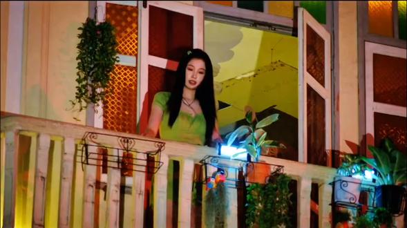 我很喜欢的暮暮一套绿色小裙子和朝朝的外套很搭(热恋期的小情侣)@双轨(重逢版 #双轨#姜暮#靳朝