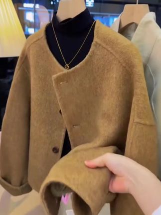 一场秋雨一场,天冷了!多穿点衣服,注意保暖~🥰#初秋一周不重样穿搭 #早秋贵气感穿搭 #早秋高智感职场穿搭 #流光机能风穿搭太有生命力了 #琥珀流光风外套太适合秋天了
