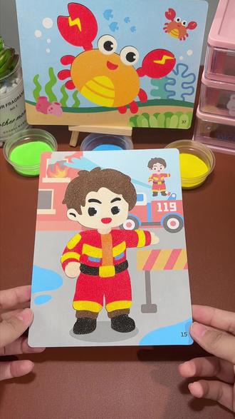 小朋友们,今天我们来画帅气的消防员叔叔,帮他穿上消防服去帮助大家吧#儿童益智 #手工 #沙画 #儿童沙画 #儿童手工