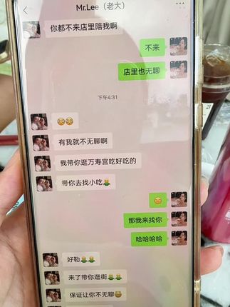 在一起八年,结婚五年的我们。 老公一句“喜欢看到我”,要从家里坐地铁一个小时去店里陪他,还好家里附近通了地铁方便了很多,天天去店里来来回回跑都行,晚上地铁最后一班也是十点半,真的太方便了,穿上淑女装的裙子,涂一涂香香的体香膏,去见最爱的那个人~我喜欢这样平平淡淡的生活,愿得一人心,白首不分离~@果果妈夫妇 #纪录生活