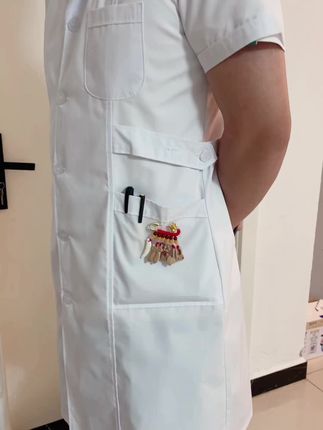 #上热门 #医护人员#护士懂护士 在医院值夜班戴上我的宝物,能量满满,也不害怕了 #桃木