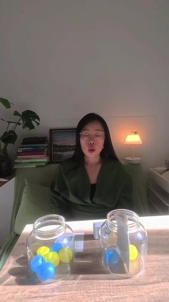 一文讲清NPD所有行为的底层逻辑 梁淞不不断的用其他事实来佐证和诡辩的出发点是要维护自己绝对的正确性。NPd这种对自己绝对正确的执念,用克恩伯格的理论解释是自我的未整合(经常性的使用原始的分裂防御机制),他无法理解一个人,既可以有缺点,也可以有优点,无法理解,一件事儿不是必须分出对错,他与别人的关系也一定是这种,你错我对你死我活的,僵化的框架。
这种未整合是在过早的年纪承受过度的挫折造成的,当一个儿童遭遇分离和遗弃的时候,认知不足以解释为什么这件事会发生在他身上,你把遗弃和分离丢给他,他无法承受,他只能认为自己是全坏的,一无是处的,所以才会遭受到这样的待遇,那么在这种情况下,为了生存下去就要分裂出一个夸大虚假自我,这个自我是全好的,所以他的自我是高度分裂的,只要别人向他投射一个,我无法满足你的需求,就等同于对他的否定,会马上触发他关于“自己是全坏-所以父母遗弃我”的情绪记忆,这是他绝对无法承受的,于是他就会把这个否定的力量投射回给别人,想尽办法哪怕是篡改记忆来证明自我的正确性。他争论的结尾最后道歉也是为了证明自己的正确性,维护自己有一个良好的感觉。
第二个问题,为什么梁松对何美延的评价以及对她的态度在婚后明显变差?
梁松对何的评价明显经历了一个从理想化到贬低化的过程,最初的评价是极好的,甚至是有一点不真实的,Npd在评价别人的时候:如果有一个人他有一种我肯定的优点,那他就是全好的,如果他有一种我讨厌的缺点,他有一件事无法满足我的需求,那他就是全坏,并且他们是不断的切换,上一秒觉得这个人全好,下一秒觉得这个人全坏,所以他们对人是一直在不断的重复循环使用,理想化贬低化机制,在最初接触一些人的时候理想化的机制,自己给对方上滤镜。而后面看到这个人的真实样子,或者是因为对方与我产生一些利益冲突,无法满足我的时候,就是全坏的。
第三个问题,在借面罩事件上,为什么梁松会这么小气?权力图式,它的主要特点就是,认为自己应该拥有特权,同一个面罩资源的下面,自己理应做那个唯一拥有面罩的人。对梁松来说,主要是由于他不停的在各个家庭之间寄宿,那么每个家庭一方面是出于对这个小孩没有家的一种怜悯,另一方面是作为非原生的父母不好管这个小孩,所以都没有对他的行为进行一些规范限制,他自己也说他们都对他很好,就是在行为上给了他一些骄纵特权,所有权利图式的人都是有过类似的经历。#心理学 #再见爱人5 #NPD #梁淞 #何美延