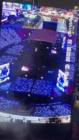 爆哭,又偷偷改词#神级live现场 #感受一下演唱会现场感染力 #薛之谦演唱会 #薛之谦