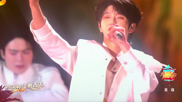 跟妈妈安利一下恩仔~烟花的声音太大了盖住恩恩声音了!!#豚馒